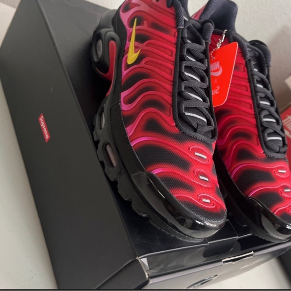 nike air max plus supreme university red